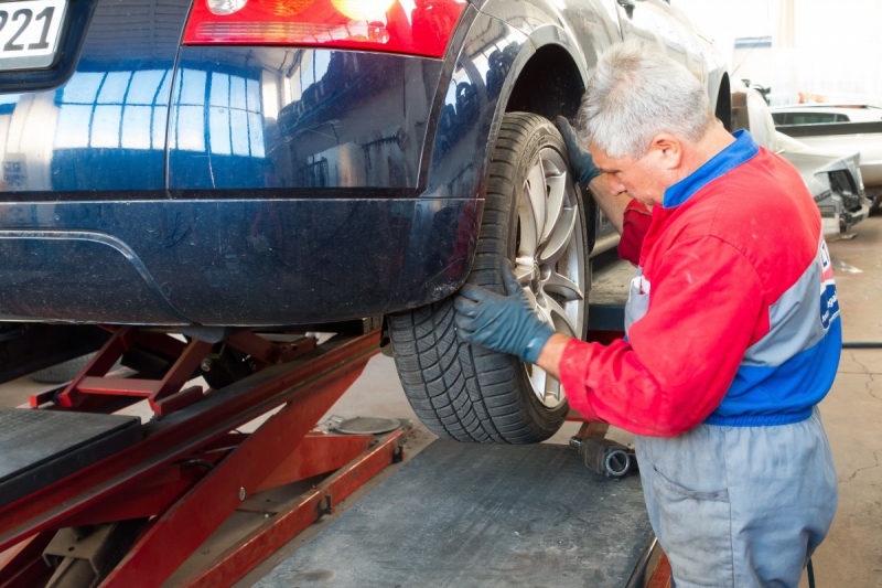 vitrine-TOUET SUR VAR-min_auto_repair_repair_lift_auto_mechanic_work_clothes_master_professional_man_of_the_fold-685629