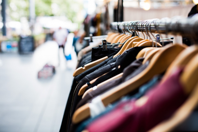 vitrine-TOUET SUR VAR-min_blur_close_up_focus_hanger_jacket_market_people_rack-1176303