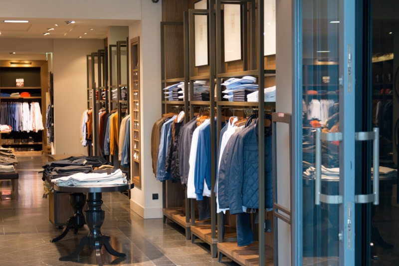 vitrine-TOUET SUR VAR-min_shop_clothes_clothing_shopping_mall_shopping_kielce_crown_poland-862477