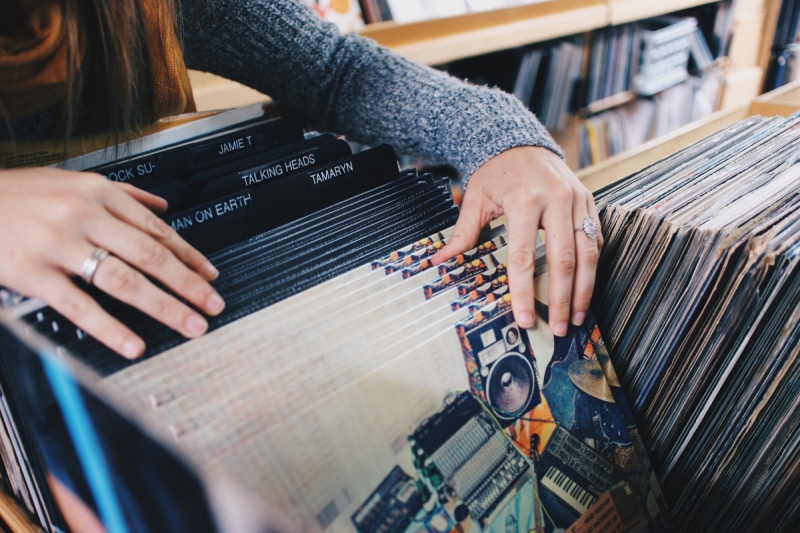 vitrine-TOUET SUR VAR-min_vinyl_records_store_shopping_retro_music_audio_album_rock-684576
