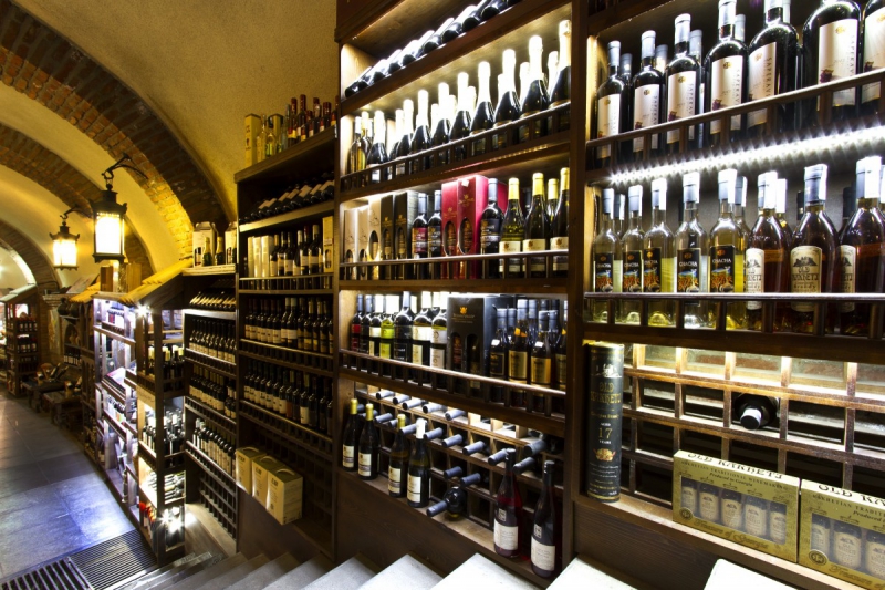 vitrine-TOUET SUR VAR-min_world_street_travel_shop_canon_georgia_wine_bottles-429767